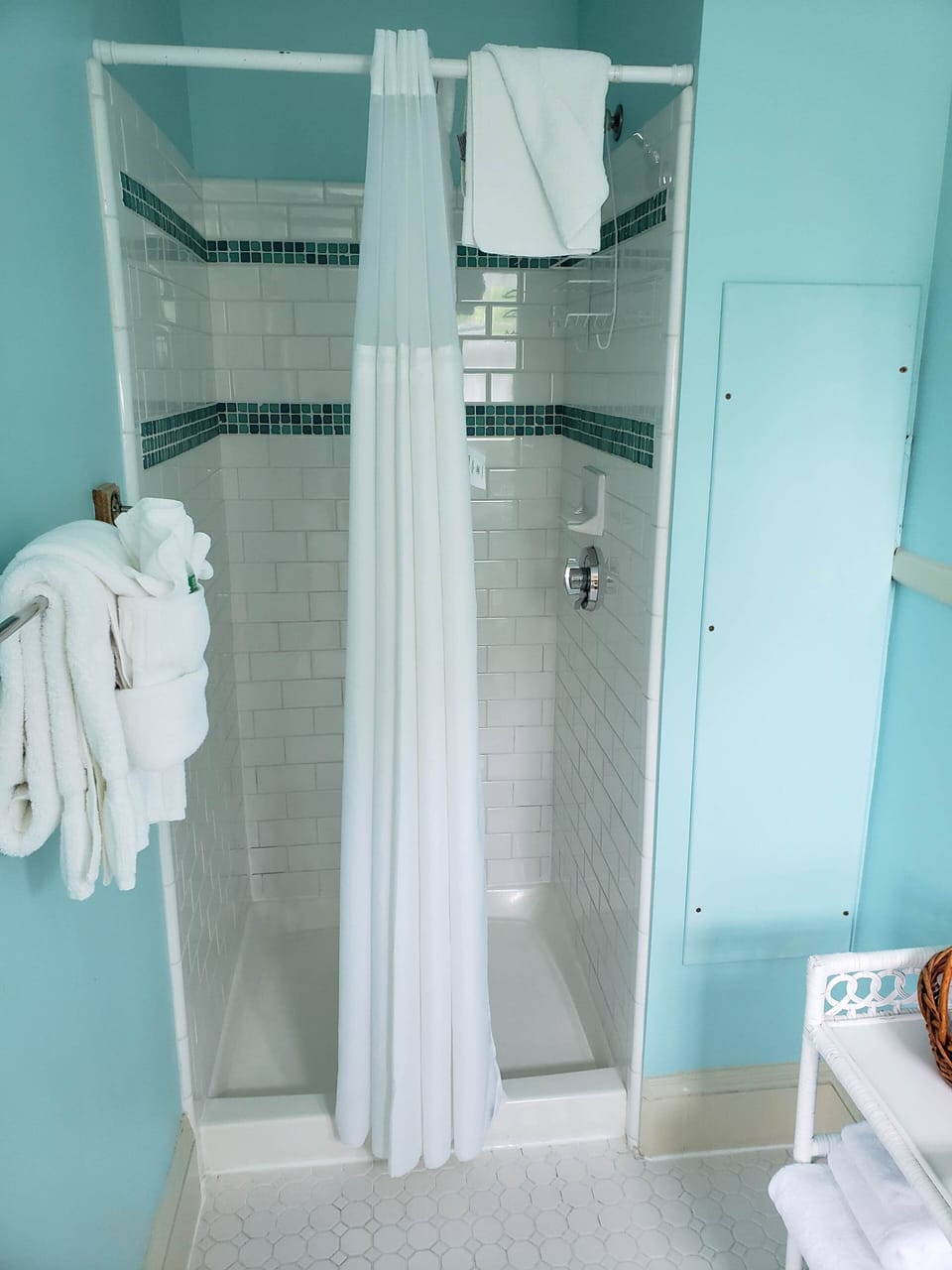 PRECIPICE ROOM - 3RD FLOOR | Iron/ironing board, free WiFi, bed sheets