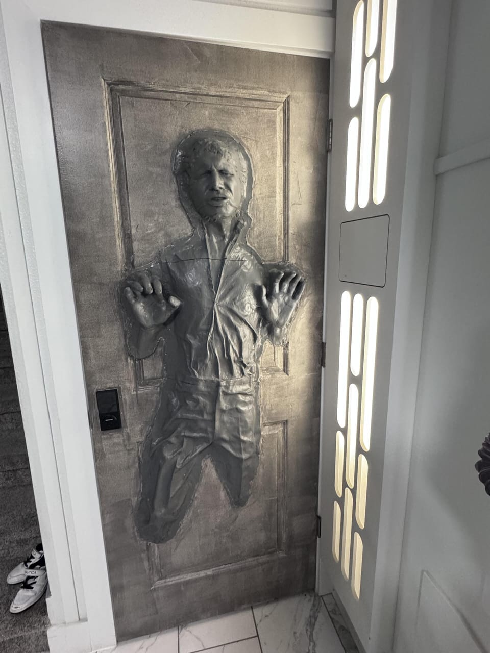 Save Han Solo from his carbonite freeze !