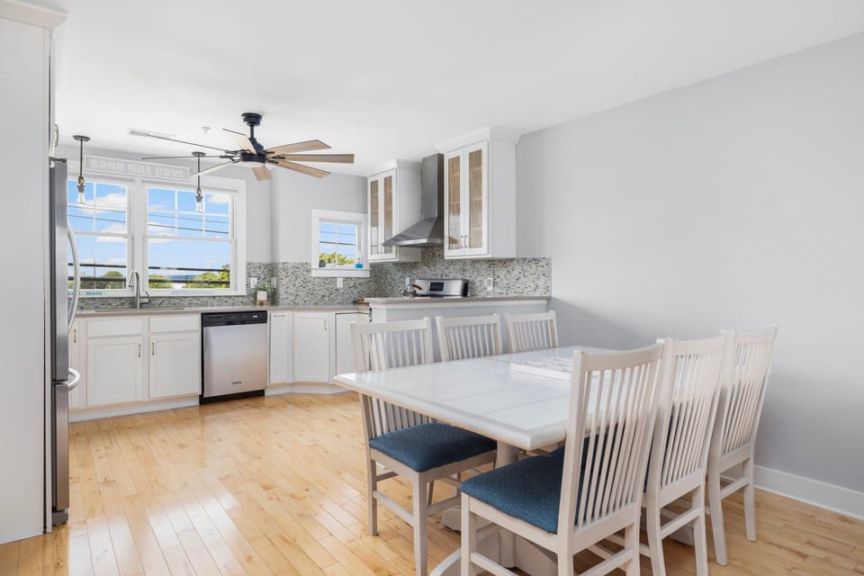 Dining area and fully equipped kitchen