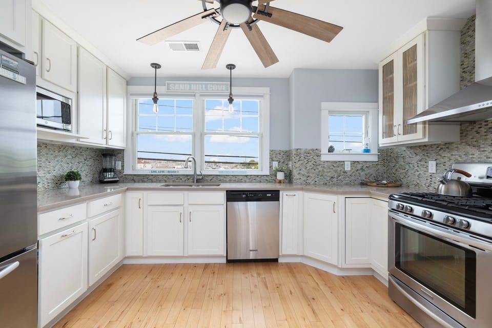 Fully equipped kitchen with baking sheets, cooking basics, spices, wine glasses