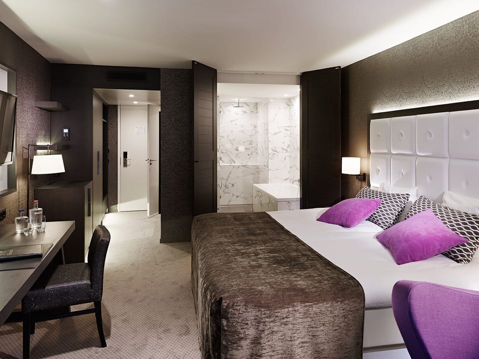 Comfort Double Room | Minibar, in-room safe, desk, iron/ironing board