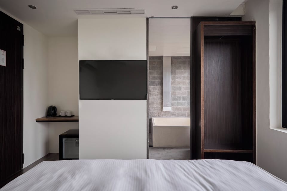 Luxury Double Room, Courtyard View | Desk, free WiFi