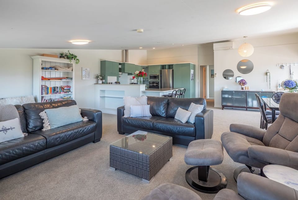 3-bedroom apartment lounge