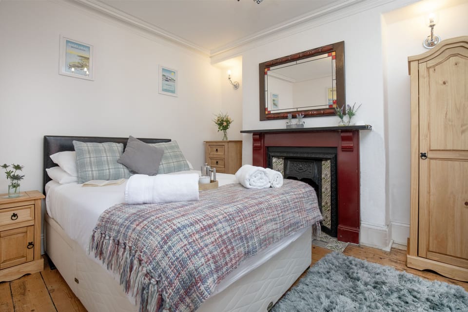Bay Dream Believer, Brixham. First floor: Bedroom one features a lovely