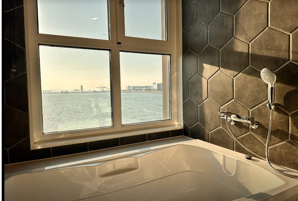Royal Suite, River View, 2 Free Parking | Bathroom | Hair dryer, towels, soap, shampoo