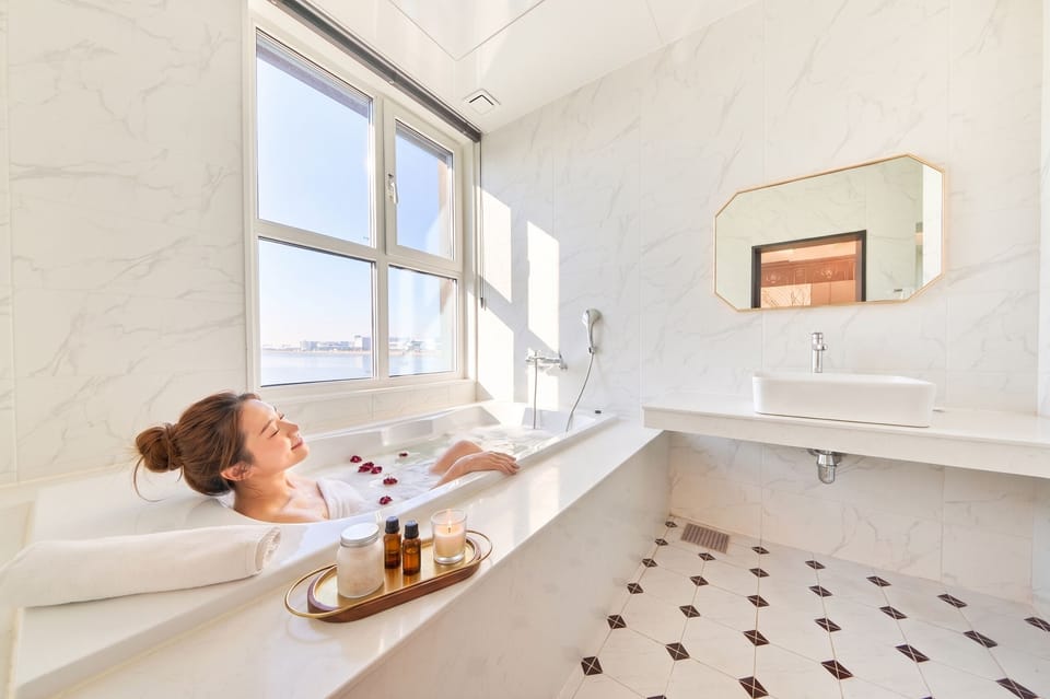 Ocean Family Suite, River View | Bathroom | Hair dryer, towels, soap, shampoo