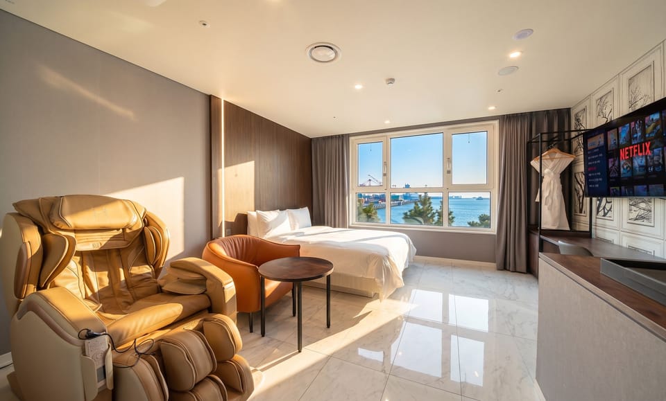 Ocean Deluxe, River View | Soundproofing, free WiFi, bed sheets