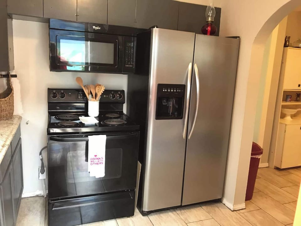 Signature Condo, 1 Bedroom, Kitchen, Beachside | Private kitchen | Fridge, microwave, oven, stovetop