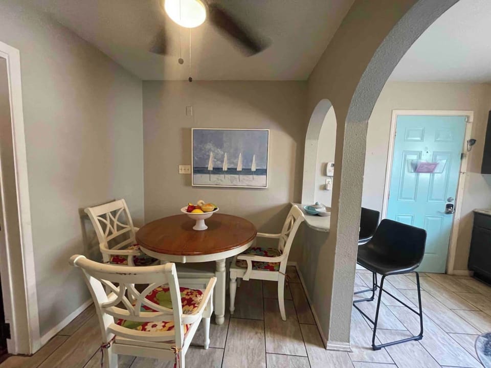 Signature Condo, 1 Bedroom, Kitchen, Beachside | In-room dining