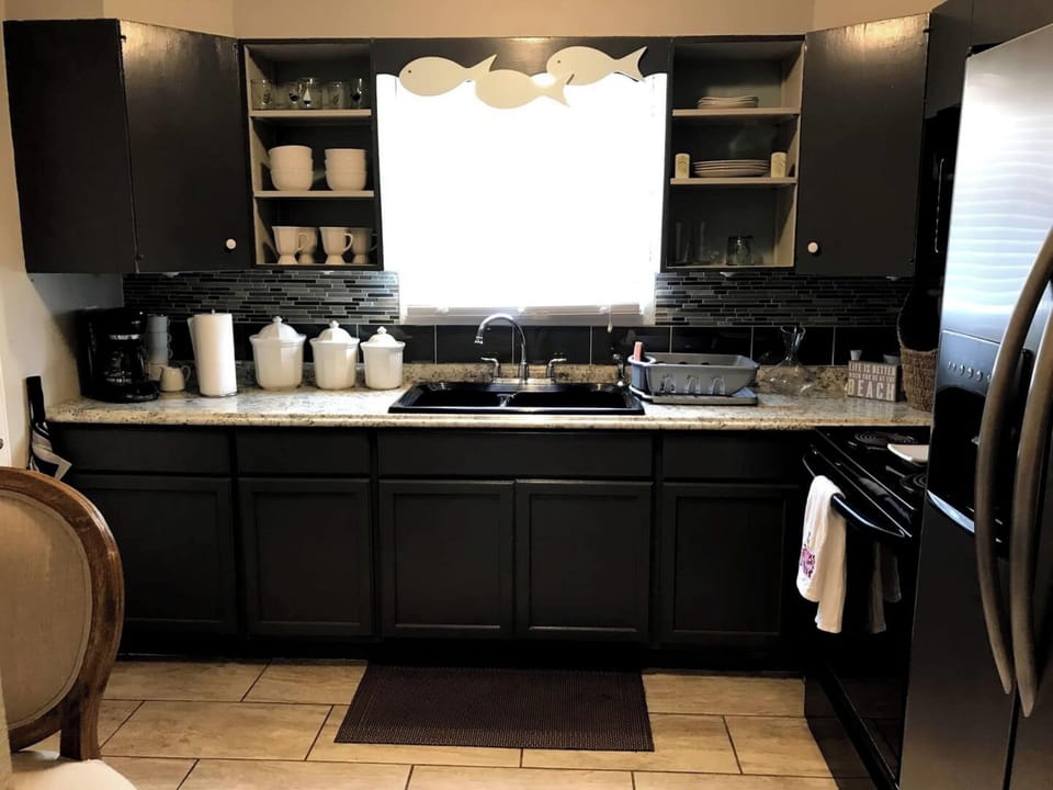 Signature Condo, 1 Bedroom, Kitchen, Beachside | Private kitchen | Fridge, microwave, oven, stovetop