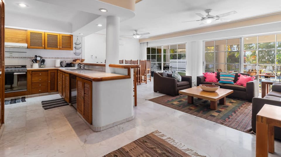 Kitchen & Lounge Area 