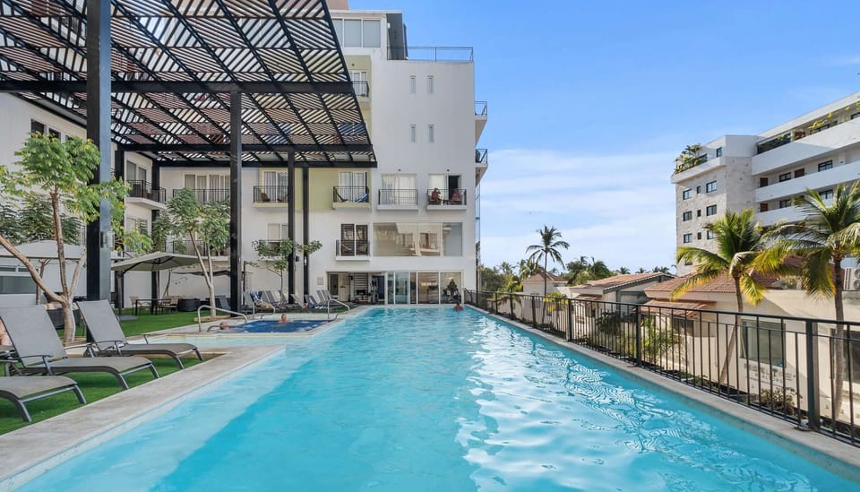 Lounge & Pool Area