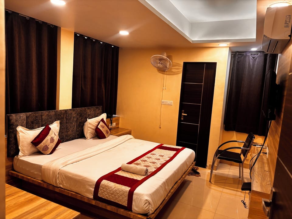 Deluxe Double Room | Desk, laptop workspace, soundproofing