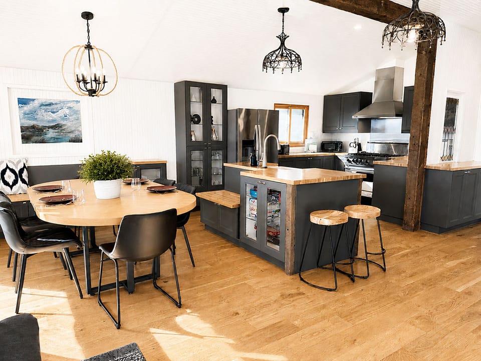 Flow seamless between the kitchen & dining room