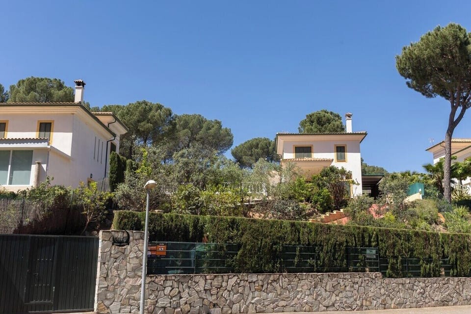 Exterior image 1