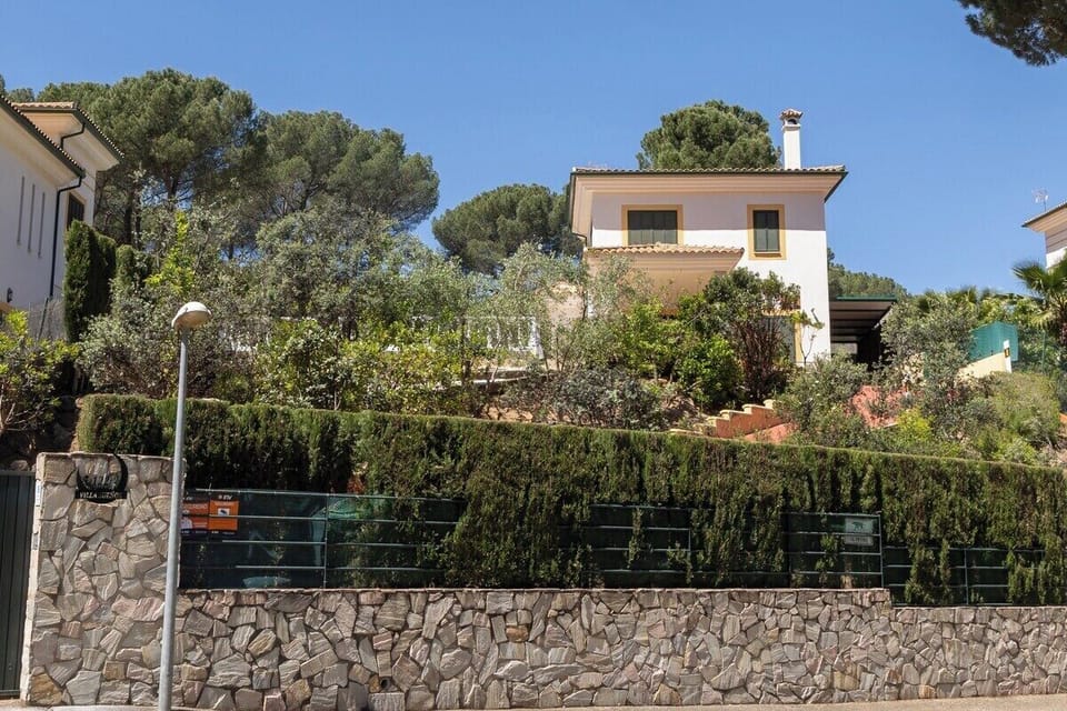 Exterior image 3