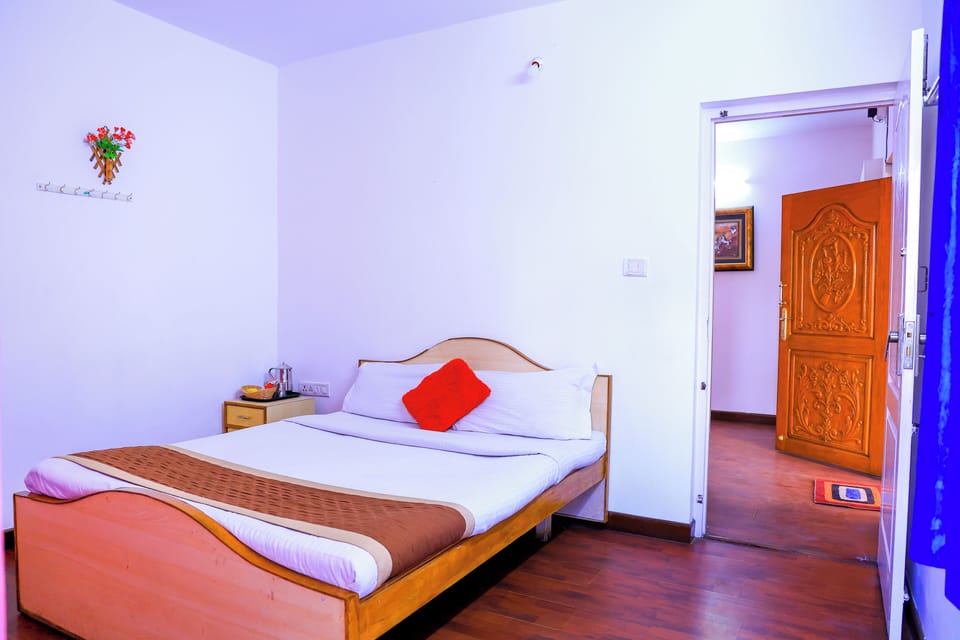 Deluxe Room, Garden View | Desk, free WiFi