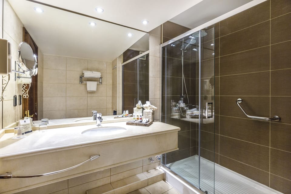 Executive Suite, 1 King Bed | Bathroom | Shower, free toiletries, hair dryer, towels