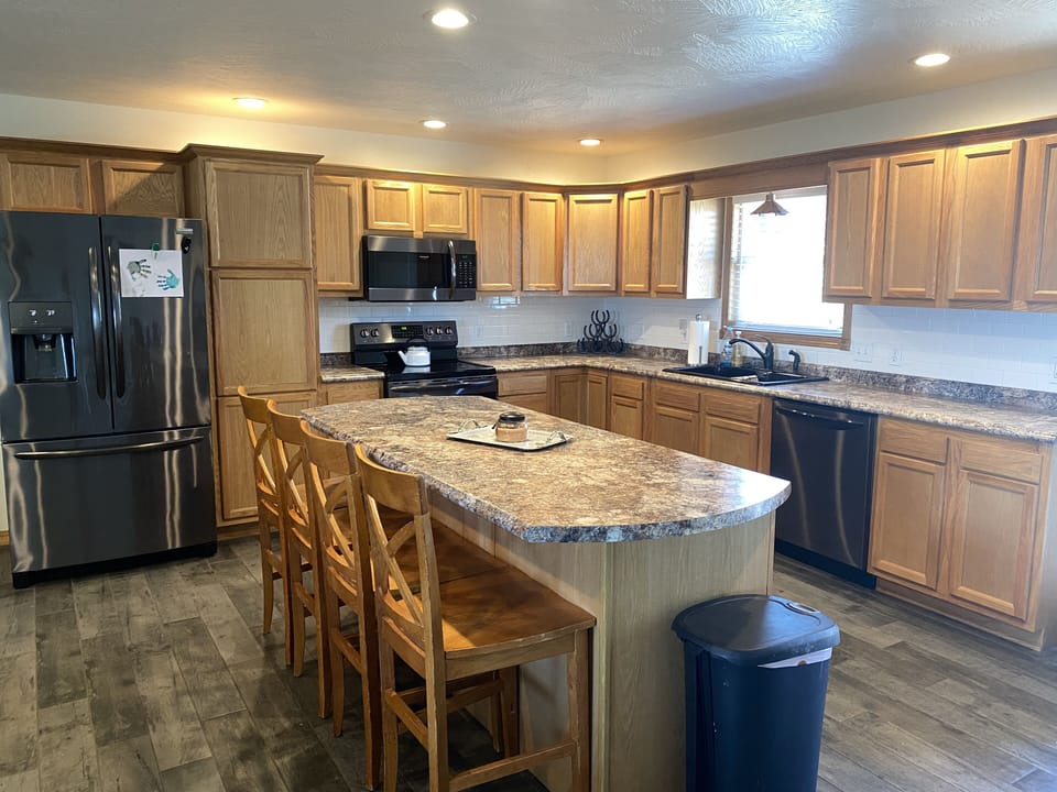Fully furnished kitchen with all of the cooking essentials. 