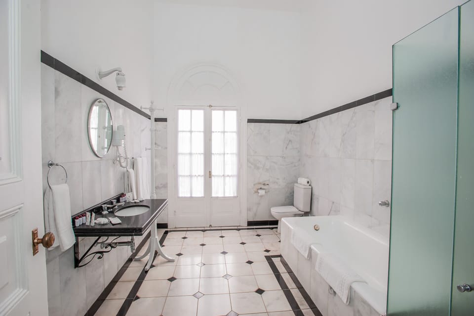 Deluxe Twin Room, Multiple Beds | Bathroom | Shower, bidet, towels