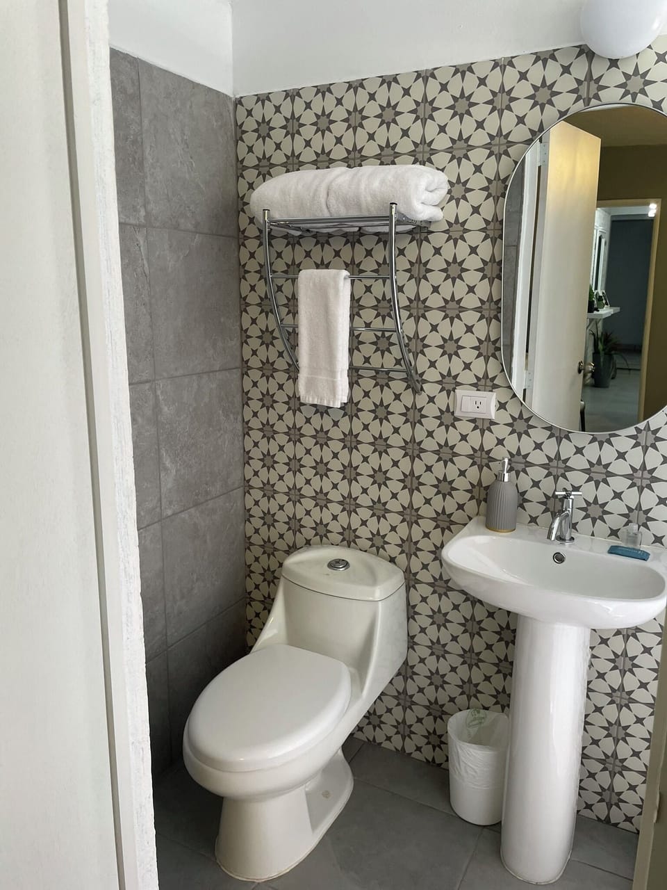 Classic Double Room | Bathroom | Free toiletries, towels, soap, shampoo