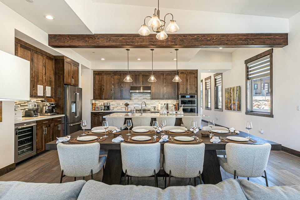 Seating for 10 (extra chairs in bedrooms)