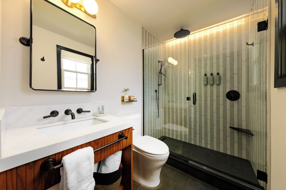 Shower, rainfall showerhead, free toiletries, hair dryer