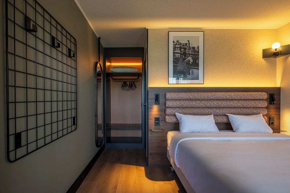 Standard Room, 1 Queen Bed | Desk, blackout drapes, soundproofing, iron/ironing board (on request)