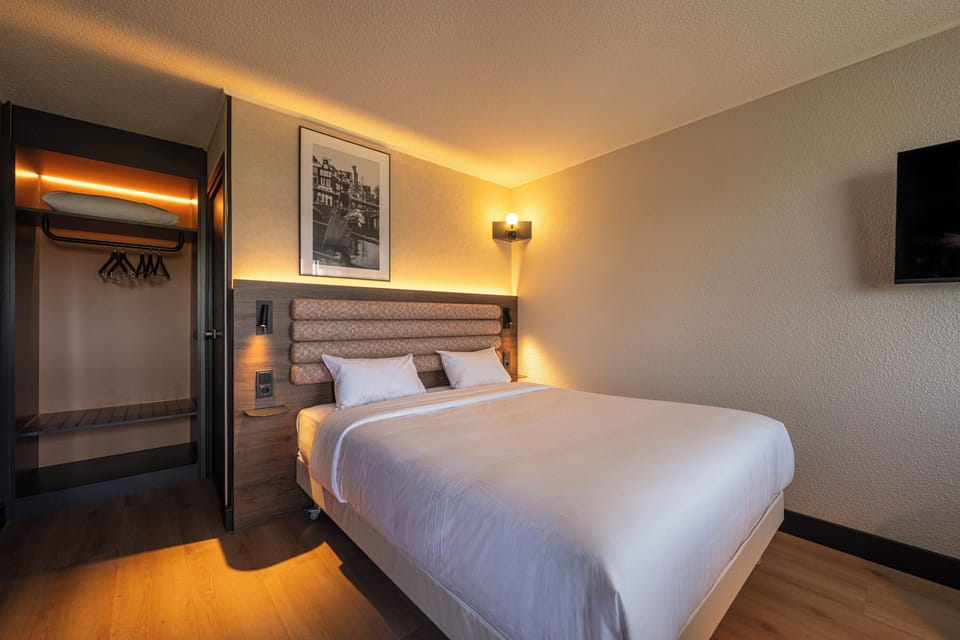 Standard Room, 1 Queen Bed | Desk, blackout drapes, soundproofing, iron/ironing board (on request)