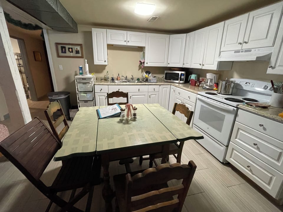 Fully apportioned kitchen.