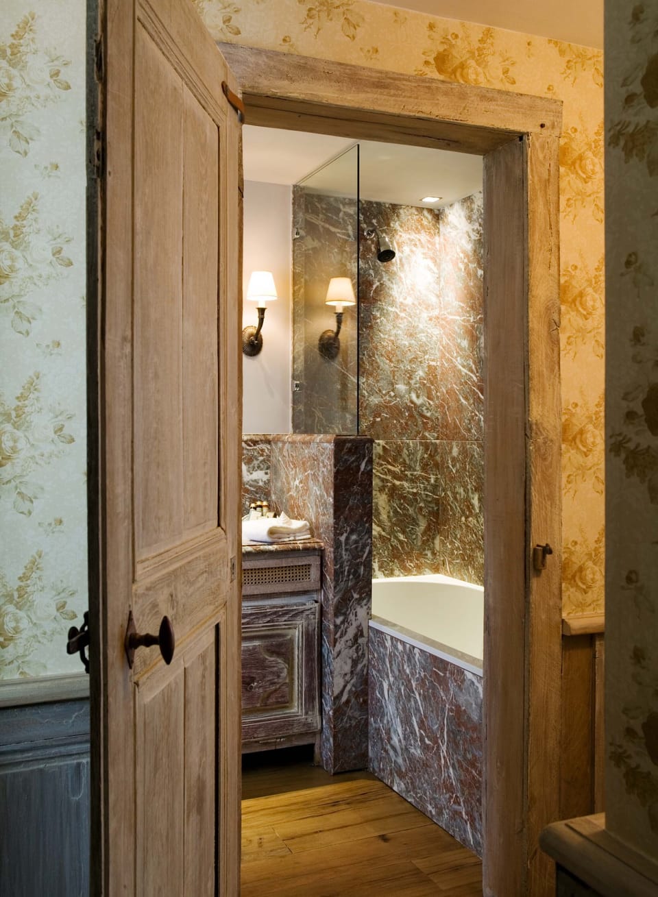 Superior Double Room | Bathroom | Free toiletries, hair dryer, slippers, towels