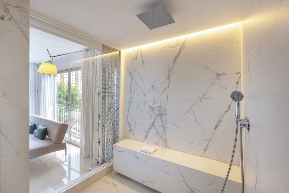 Deluxe Room, Balcony | Minibar, in-room safe, individually decorated, individually furnished