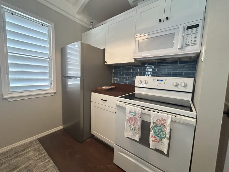 Full kitchen, refrigerator, stove/oven, microwave, pots/pans, dishes/utensils