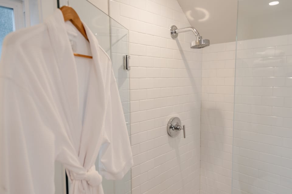 Room | Bathroom | Free toiletries, hair dryer, bathrobes, towels