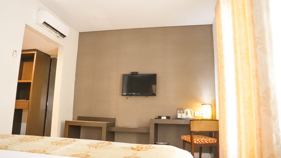 Deluxe Room with View | Desk, iron/ironing board, free WiFi