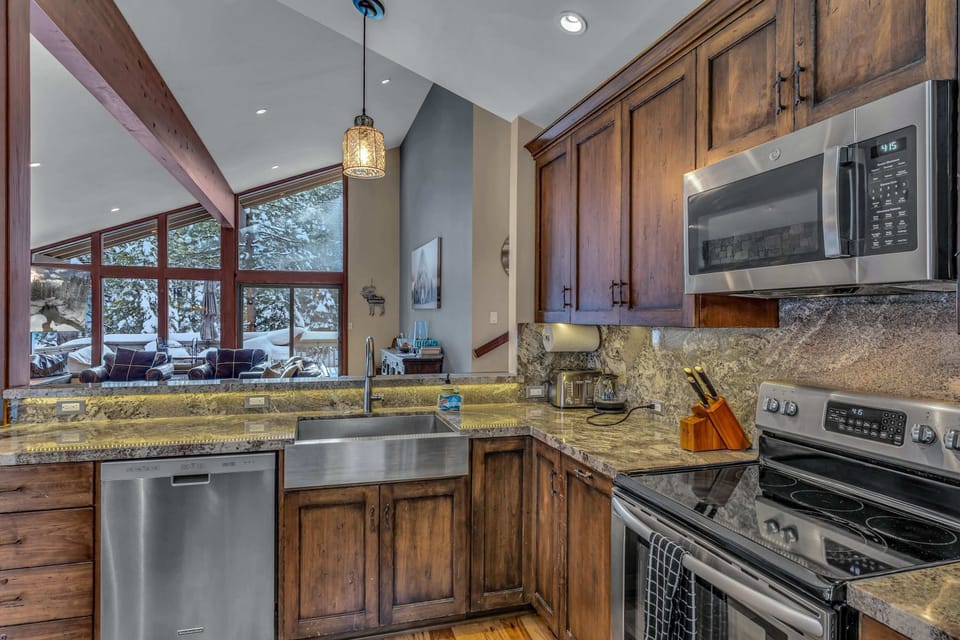 Kitchen: Main floor, drip coffee maker, Crockpot, toaster, blender, cooking utensils