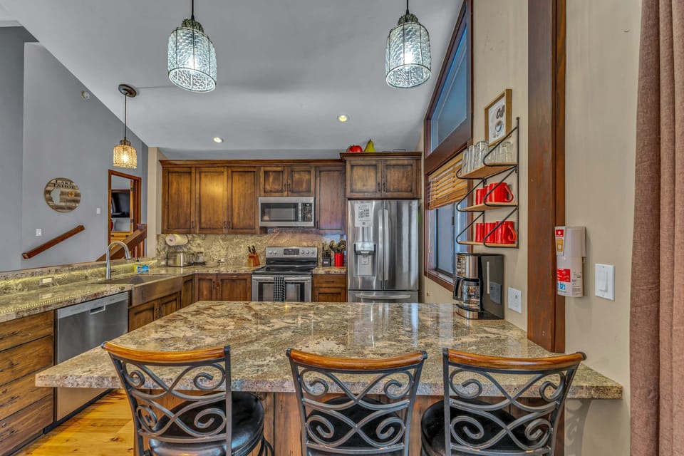 Kitchen: Main floor, drip coffee maker, Crockpot, toaster, blender, cooking utensils