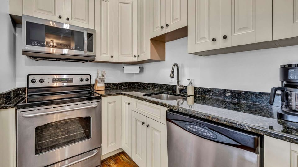 Cook, create, and connect in a fully functional kitchen. Outfitted with modern appliances and clean design, it’s built for both quick bites and gourmet moments.
