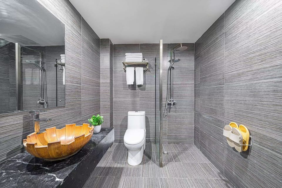 Economy Twin Room | Bathroom | Rainfall showerhead, hair dryer, slippers, towels