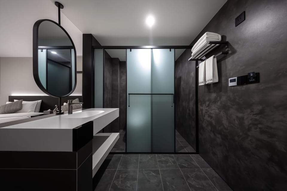Vista Overview - City View Twin Room | Bathroom | Rainfall showerhead, hair dryer, slippers, towels