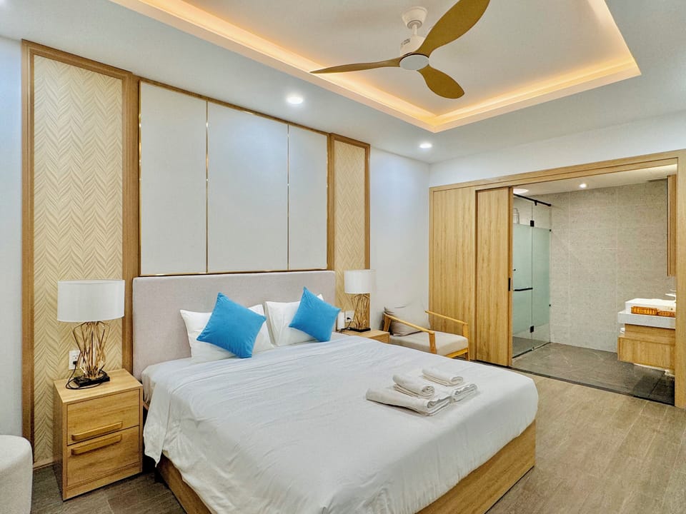 Double Room, 1 King Bed, No Windows | Premium bedding, pillowtop beds, free minibar items