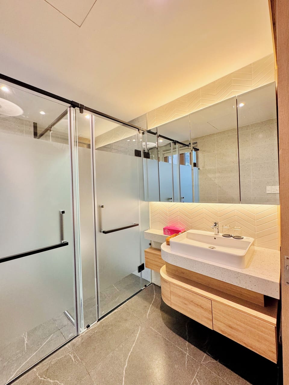 Deluxe Double Room | Bathroom | Shower, hair dryer, slippers, towels