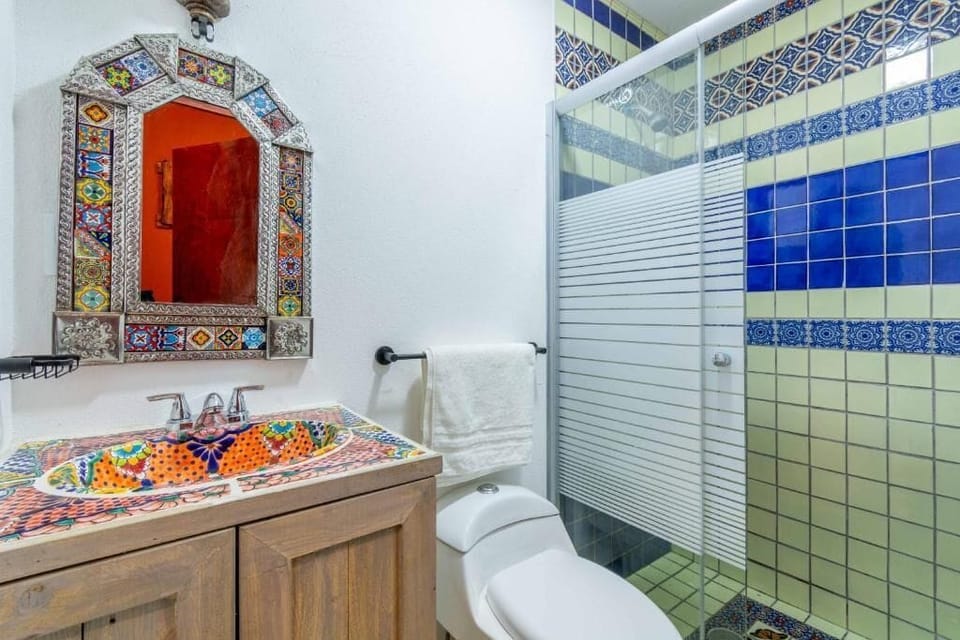 Basic Room | Bathroom | Shower, towels, soap, shampoo