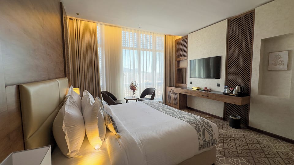 Suite | Blackout drapes, soundproofing, iron/ironing board, WiFi (free)