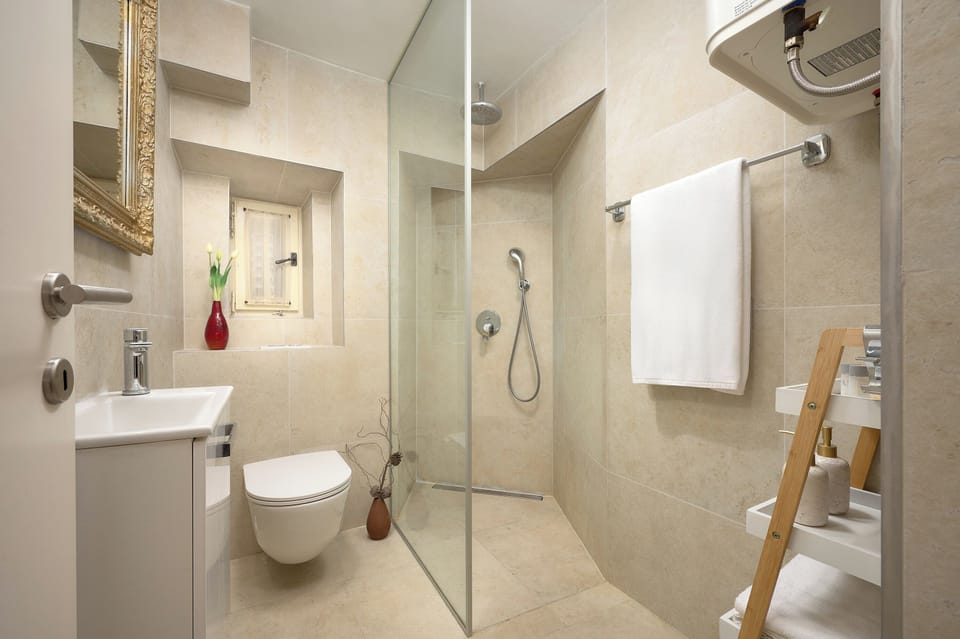 Deluxe Double Room | Bathroom