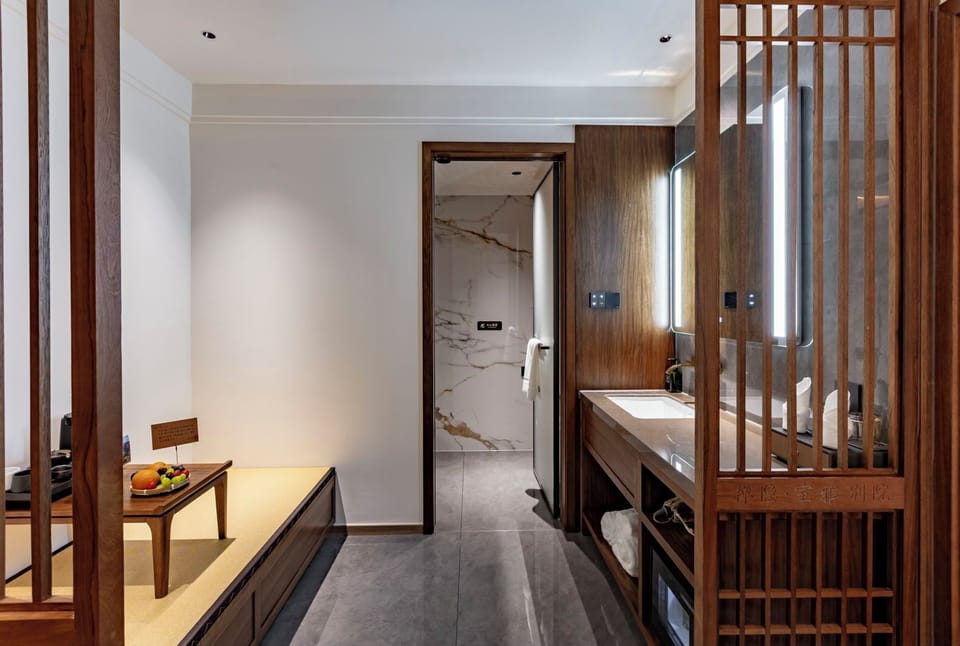 Comfort Suite | Premium bedding, down comforters, pillowtop beds, minibar