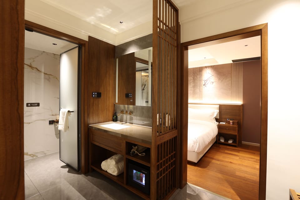 Comfort Suite | Premium bedding, down comforters, pillowtop beds, minibar