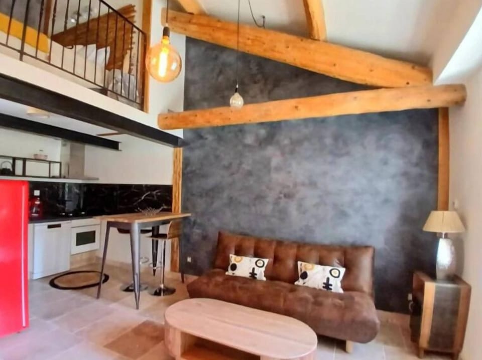 Classic Apartment, Pool View | Free WiFi