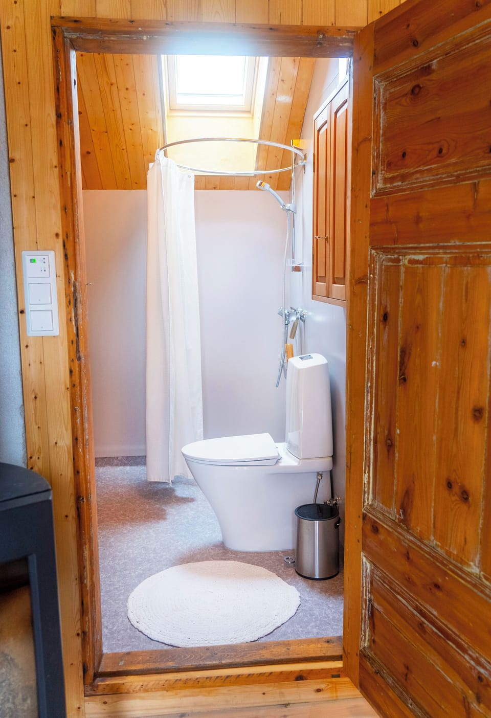 Villa Lofoten - The Fisherman's Cabin | Bathroom | Hair dryer, towels, soap, shampoo