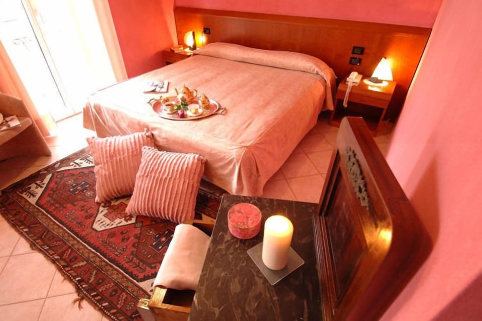 Comfort Double Room | In-room safe, desk, laptop workspace, free WiFi